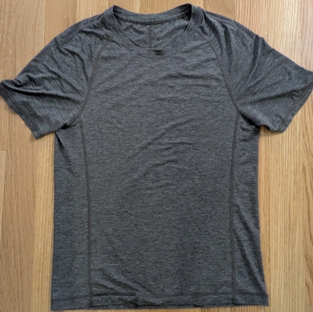 Lululemon Protean Men's Active Short  T-shirt Tee Size S Dark Gray Performance